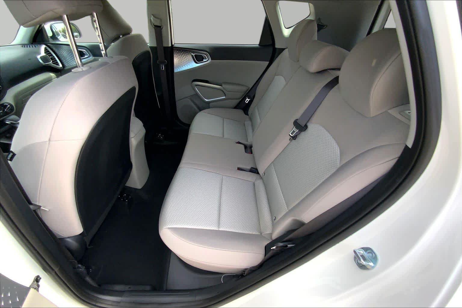 Used 2025 Kia Soul LX w/ LX Technology Package FWD image 20