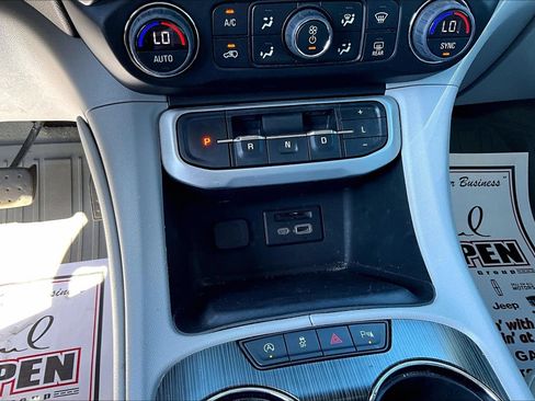 Used 2023 GMC Acadia SLT w/ Technology Package FWD image 33