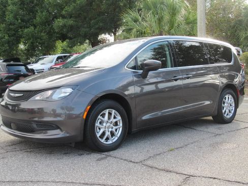 Certified 2023 Chrysler Voyager LX FWD image 3