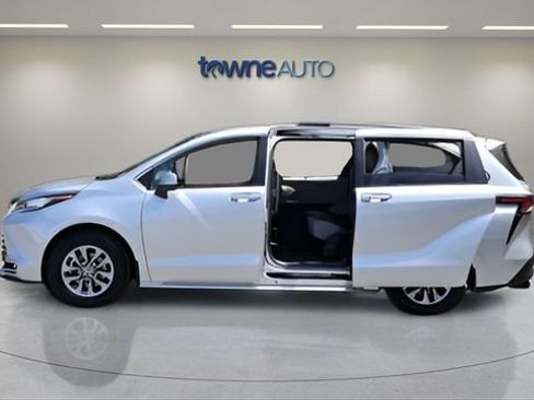 Used 2023 Toyota Sienna XLE w/ XLE Plus Package AWD/4WD image 2