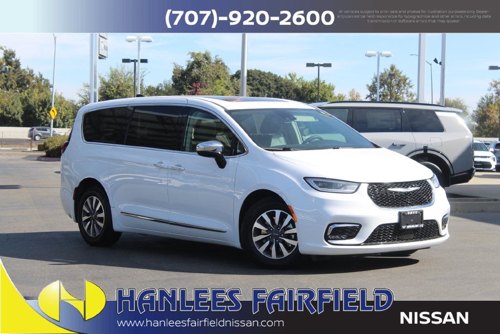 Used 2023 Chrysler Pacifica Limited FWD image 1