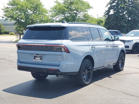 New 2027 Lincoln Navigator Reserve w/ Jet Appearance Package AWD/4WD image 4