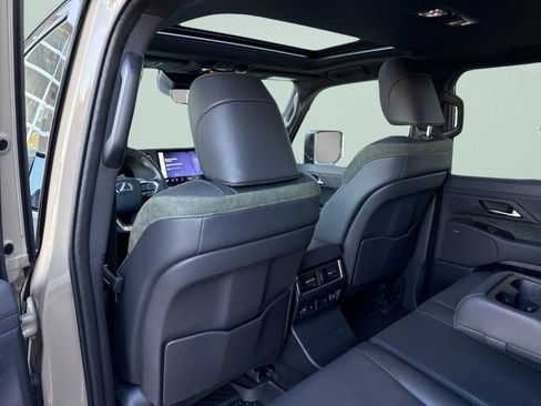 Used 2024 Lexus GX 550 AWD/4WD image 12