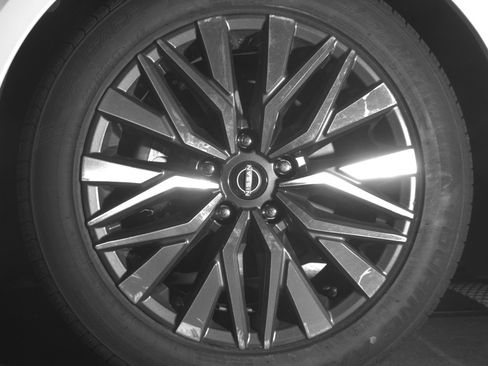 Used 2025 Nissan Altima 2.5 SV FWD image 12