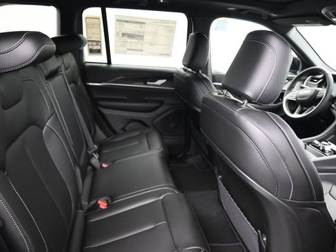 New 2025 Jeep Grand Cherokee Limited image 17