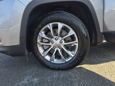 Used 2021 Jeep Cherokee Latitude Plus image 27