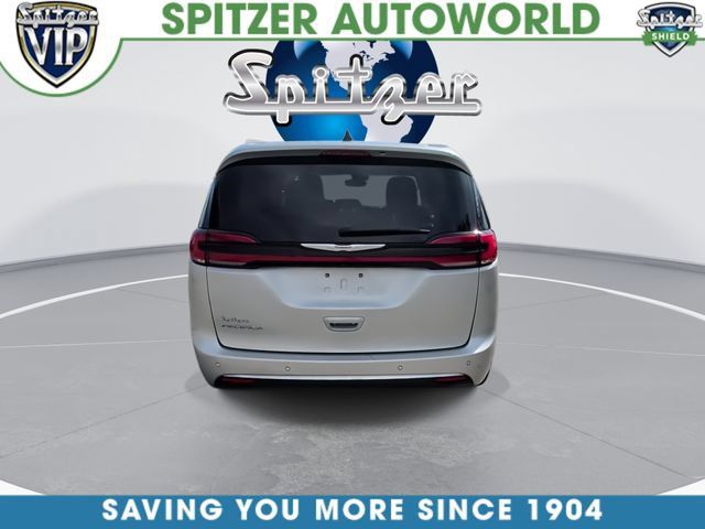 Used 2024 Chrysler Pacifica Touring-L FWD image 8