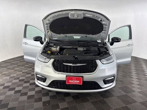 Used 2024 Chrysler Pacifica Touring-L image 11