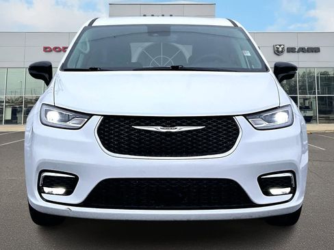 Used 2024 Chrysler Pacifica Touring-L image 6