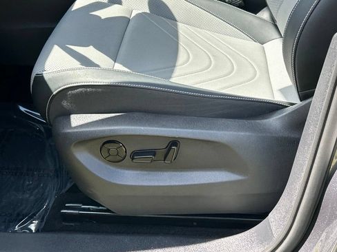 Certified 2025 Volkswagen Tiguan SE w/ Panoramic Sunroof Package AWD/4WD image 16