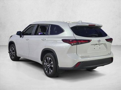 Used 2024 Toyota Highlander XLE FWD image 7