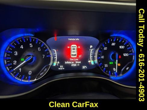 Used 2024 Chrysler Pacifica Touring-L image 2