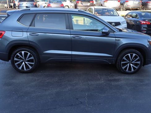 Used 2023 Volkswagen Taos SE w/ Panoramic Sunroof Package AWD/4WD image 8