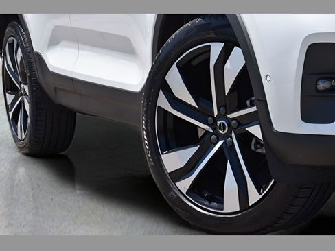 Certified 2025 Volvo XC40 B5 Plus w/ Protection Package Premier image 38