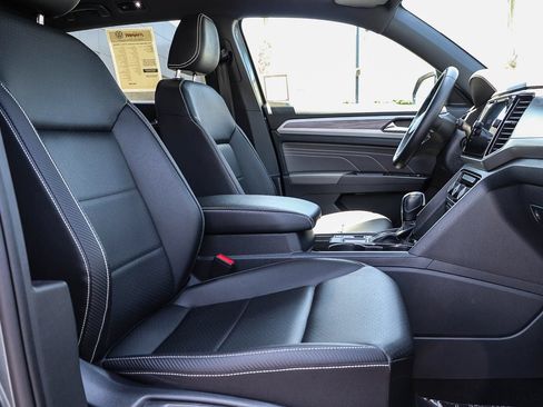 Used 2023 Volkswagen Atlas Cross Sport SE w/ Panoramic Sunroof Package FWD image 18