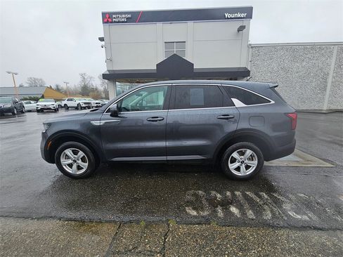 Used 2023 Kia Sorento LX image 8