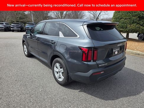 Used 2023 Kia Sorento LX image 3