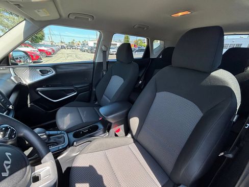 Used 2025 Kia Soul LX w/ LX Technology Package FWD image 27