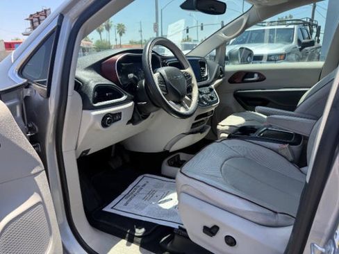 Used 2017 Chrysler Pacifica Limited w/ UConnect Theater Package FWD image 10