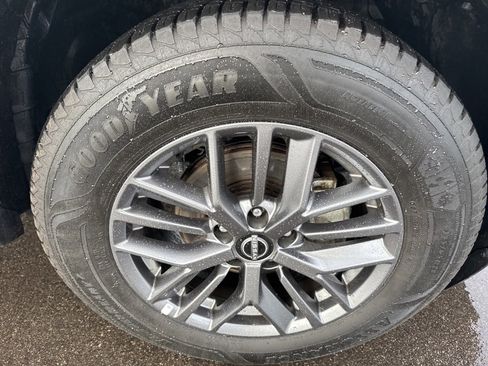 Used 2024 Nissan Rogue S image 31