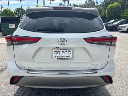 Used 2022 Toyota Highlander Platinum FWD image 3