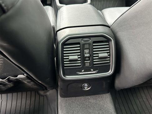 Used 2025 Porsche Macan image 13