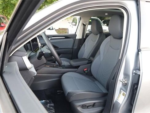 New 2025 Volkswagen Tiguan SE image 8