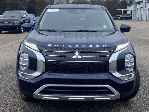 Used 2022 Mitsubishi Outlander SE image 2
