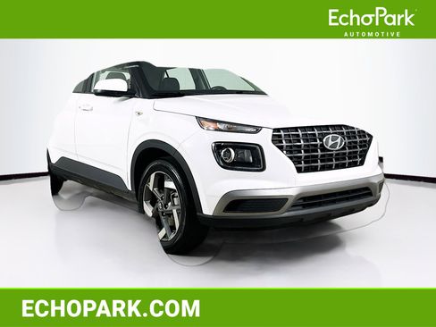 Used 2025 Hyundai Venue SEL image 1