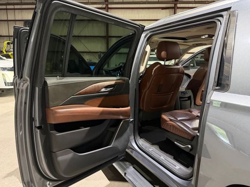 Used 2019 Cadillac Escalade ESV Premium Luxury RWD image 16