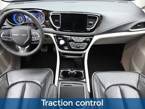 Used 2024 Chrysler Pacifica Limited FWD image 17