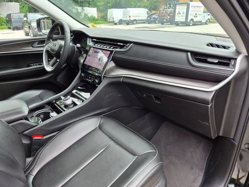 Used 2023 Jeep Grand Cherokee Limited w/ Black Appearance Package AWD/4WD image 28