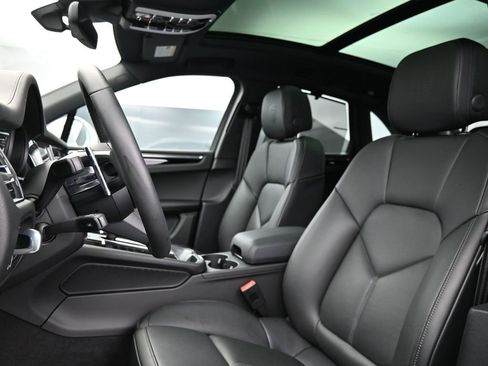 Used 2025 Porsche Macan image 5
