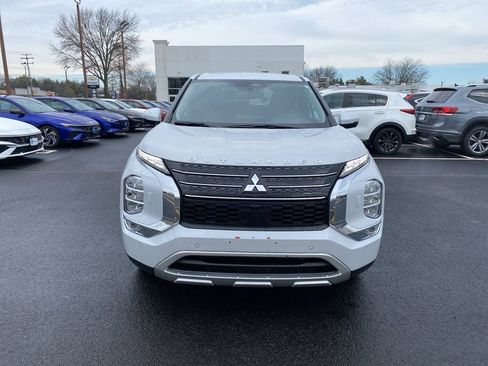 Used 2024 Mitsubishi Outlander AWD image 3