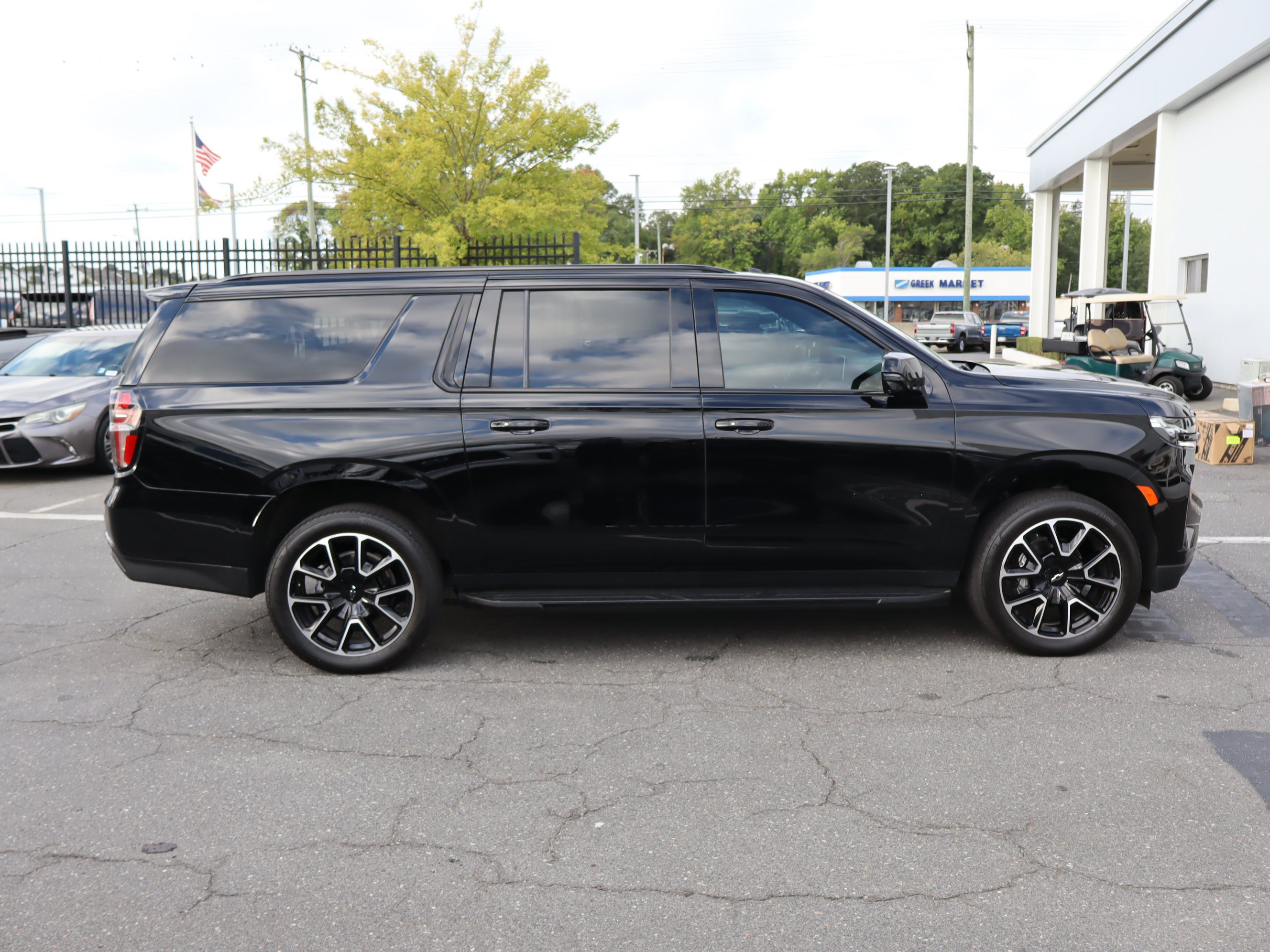 Used 2024 Chevrolet Suburban RST w/ Luxury Package AWD/4WD image 11