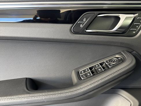Certified 2026 Porsche Macan AWD/4WD image 12
