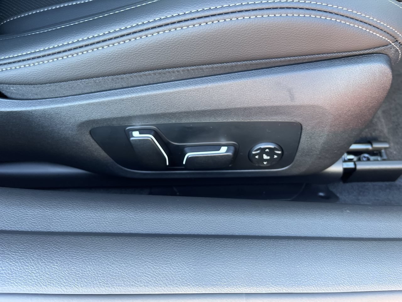 Used 2026 BMW 430i Coupe w/ M Sport Package RWD image 38