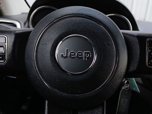 Used 2013 Jeep Grand Cherokee Laredo RWD image 5