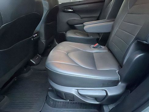 Used 2021 Toyota Highlander XLE image 19