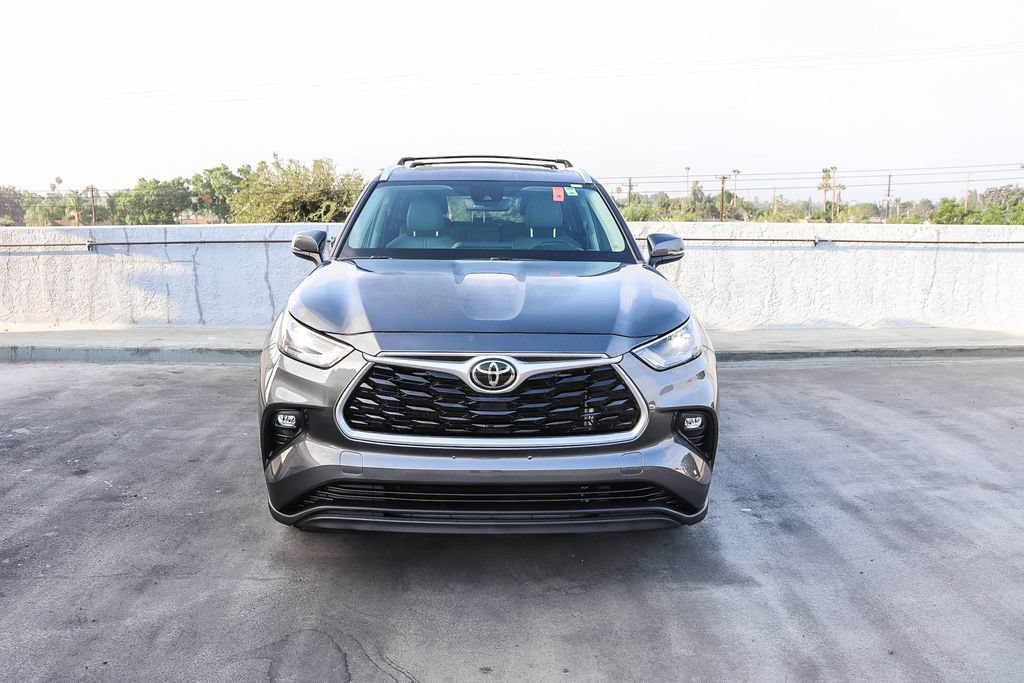 Used 2022 Toyota Highlander XLE FWD image 3