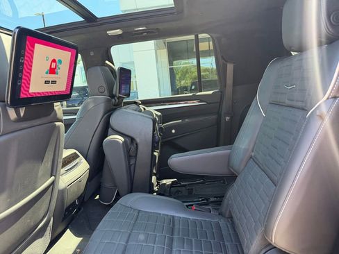 Used 2025 Cadillac Escalade ESV Sport Platinum AWD/4WD image 15