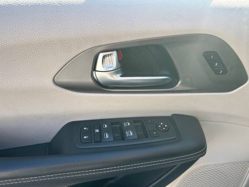 Used 2023 Chrysler Pacifica Touring-L FWD image 5