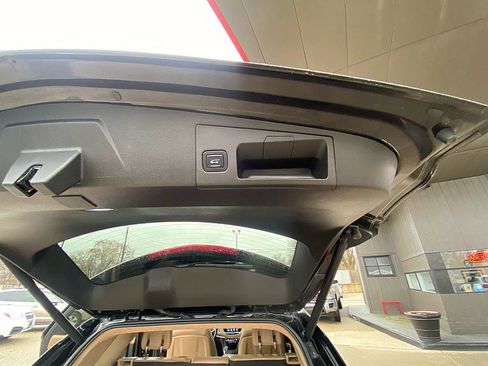 Used 2018 Cadillac XT5 Platinum w/ Driver Assist Package image 28