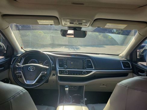 Used 2018 Toyota Highlander Limited image 2