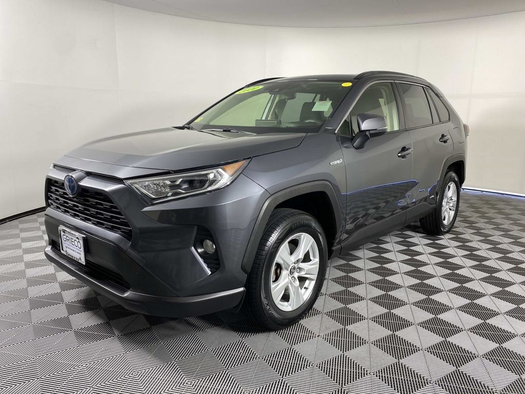 Used 2020 Toyota RAV4 XLE w/ Convenience Package AWD/4WD image 4