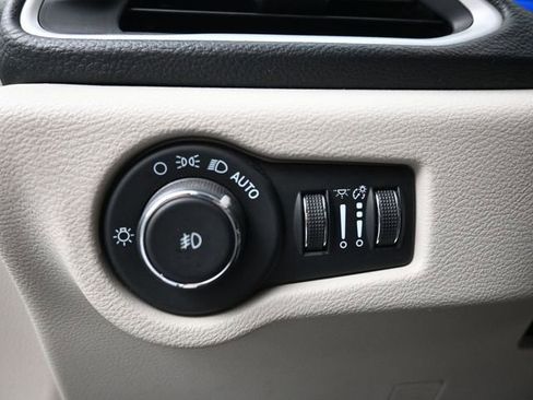 Used 2024 Chrysler Pacifica Limited FWD image 27
