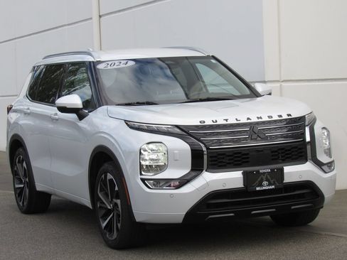 Used 2024 Mitsubishi Outlander 4WD Plug-In Hybrid image 2