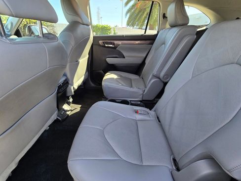 Used 2023 Toyota Highlander Platinum image 10