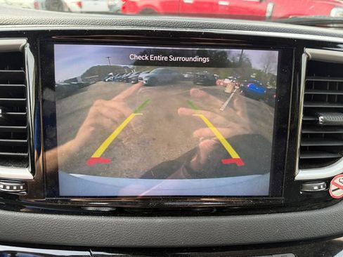 Used 2023 Chrysler Pacifica Touring-L image 18