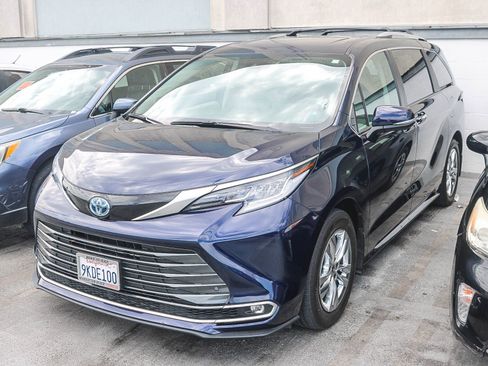 Used 2024 Toyota Sienna Limited FWD image 5